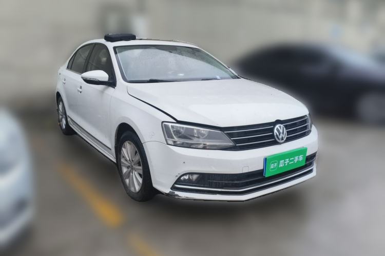 Used Volkswagen Sagitar 2015 230TSI Automatic Comfort Version Front Right 45 Deg