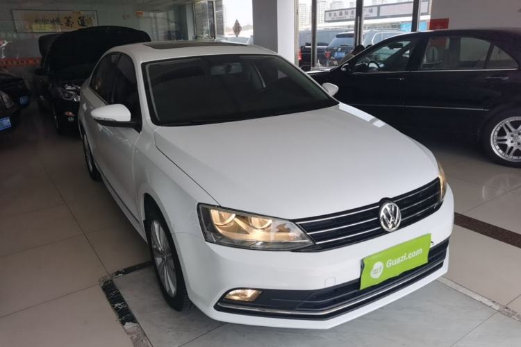 Used Volkswagen Sagitar 2015 230TSI Automatic Comfort Version Front Right 45 Deg