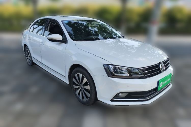 Used Volkswagen Sagitar 2015 230TSI Automatic Luxury Model Front Right 45 Deg
