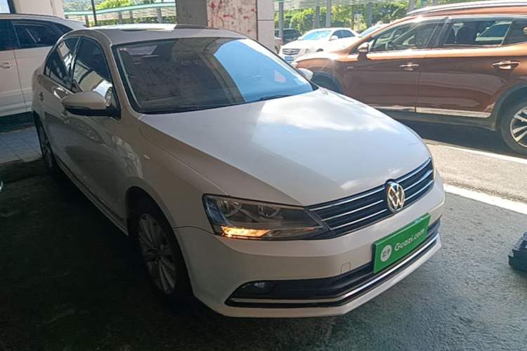 Used Volkswagen Sagitar 2015 230TSI Manual Comfort Version Front Right 45 Deg