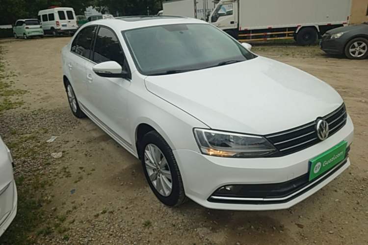 Used Volkswagen Sagitar 2015 1.6L Automatic Comfort Model Front Right 45 Deg