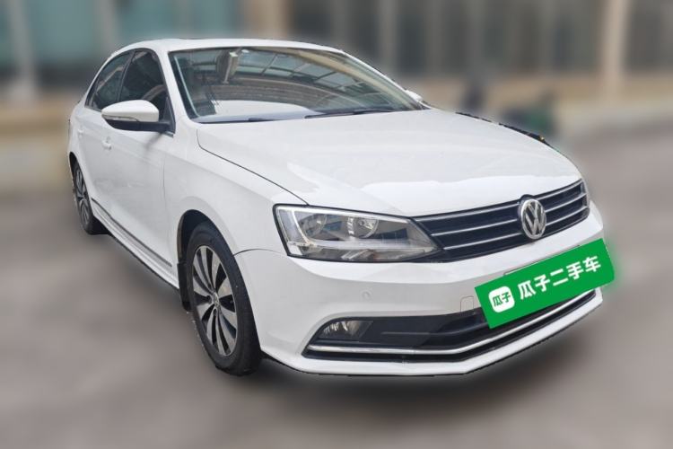 Used Volkswagen Sagitar 2015 230TSI Automatic Luxury Model Front Right 45 Deg