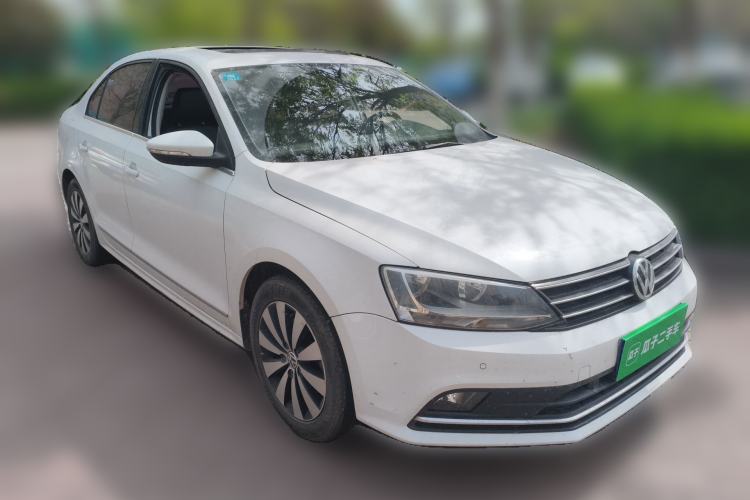 Used Volkswagen Sagitar 2015 230TSI Automatic Luxury Model Front Right 45 Deg