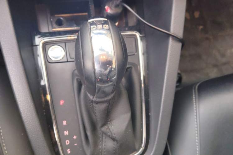 Used Volkswagen Sagitar 2015 230TSI Automatic Comfort Version Gear Lever