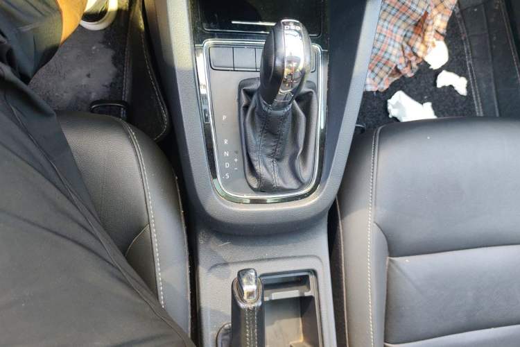Used Volkswagen Sagitar 2015 230TSI Automatic Comfort Version Gear Lever
