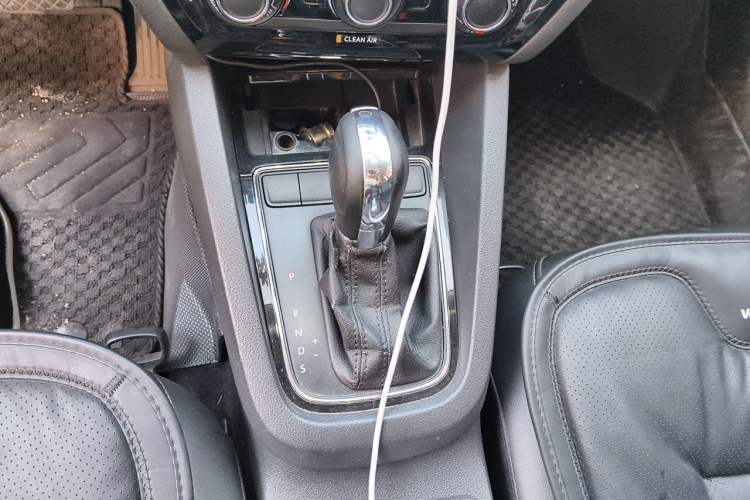 Used Volkswagen Sagitar 2015 1.6L Automatic Comfort Model Gear Lever