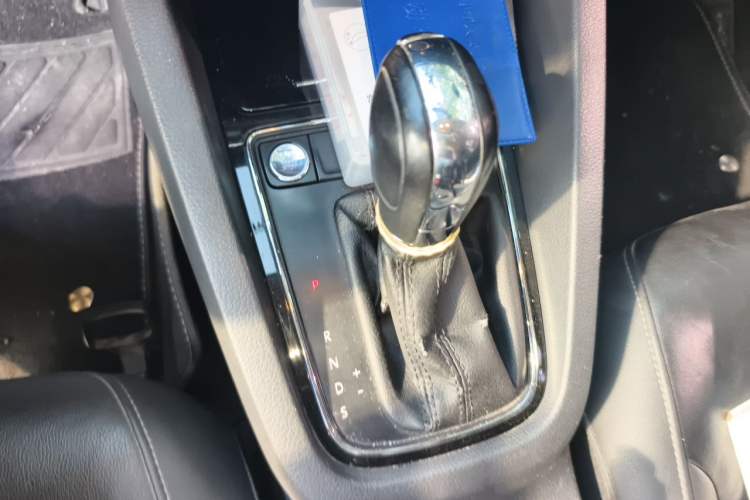 Used Volkswagen Sagitar 2015 1.6L Automatic Comfort Model Gear Lever