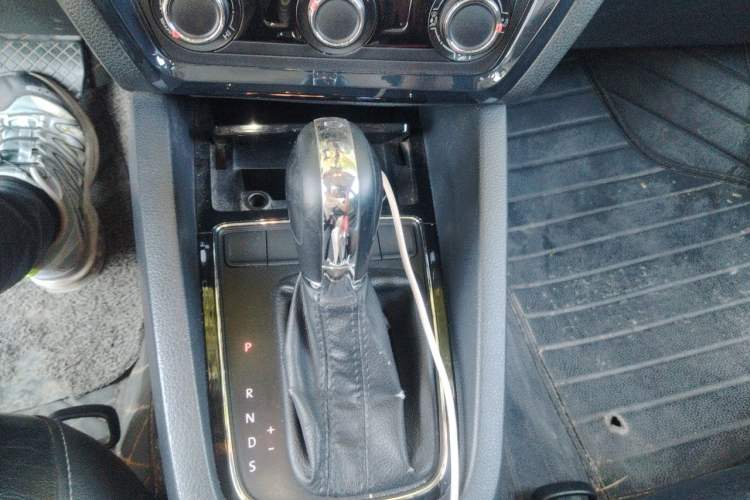 Used Volkswagen Sagitar 2015 1.6L Automatic Comfort Model Gear Lever