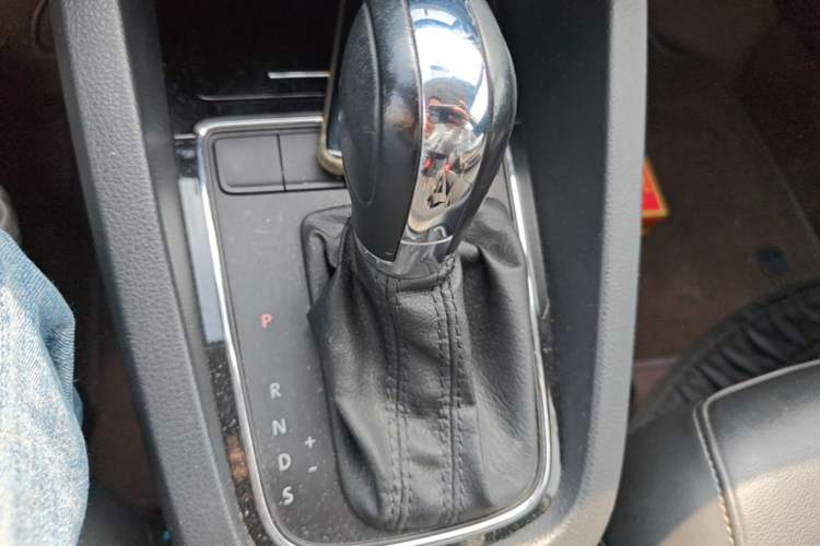 Used Volkswagen Sagitar 2015 230TSI Automatic Comfort Version Gear Lever