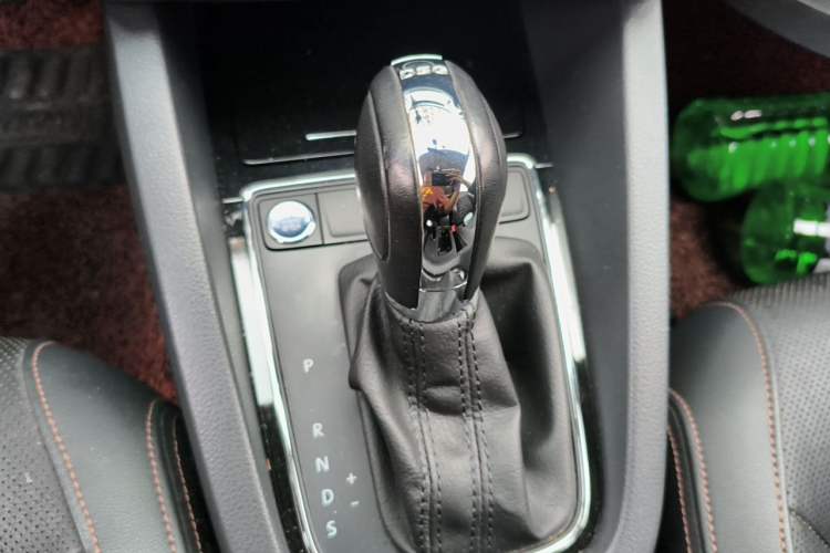 Used Volkswagen Sagitar 2015 230TSI Automatic Luxury Model Gear Lever