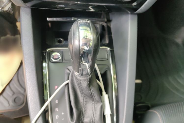 Used Volkswagen Sagitar 2015 230TSI Automatic Luxury Model Gear Lever