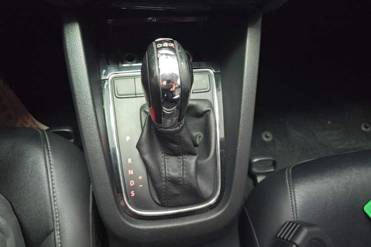 Used Volkswagen Sagitar 2015 230TSI Automatic Comfort Version Gear Lever