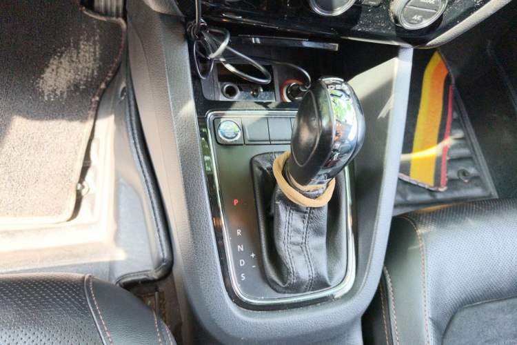 Used Volkswagen Sagitar 2015 230TSI Automatic Luxury Model Gear Lever