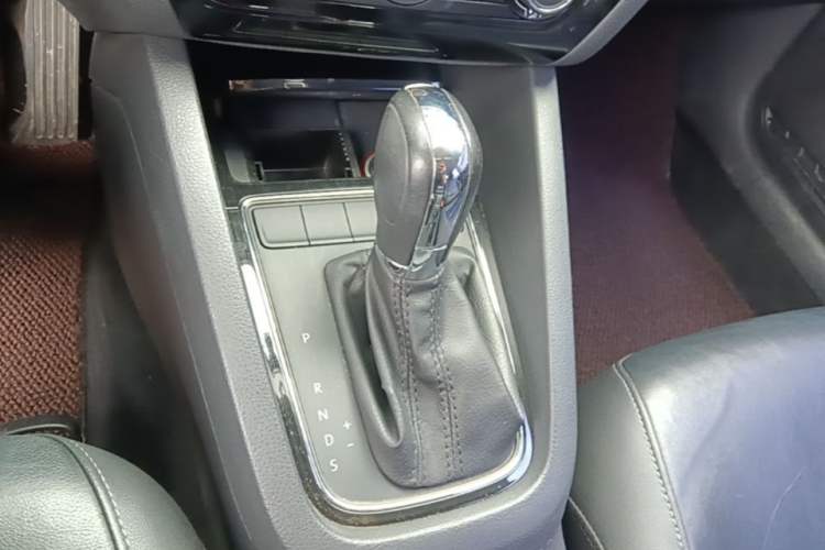 Used Volkswagen Sagitar 2015 1.6L Automatic Comfort Model Gear Lever