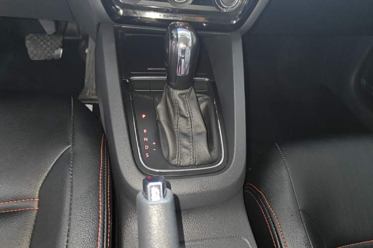 Used Volkswagen Sagitar 2015 1.6L Automatic Fashion Model Gear Lever