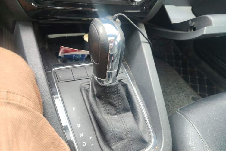 Used Volkswagen Sagitar 2015 1.6L Automatic Comfort Model Gear Lever