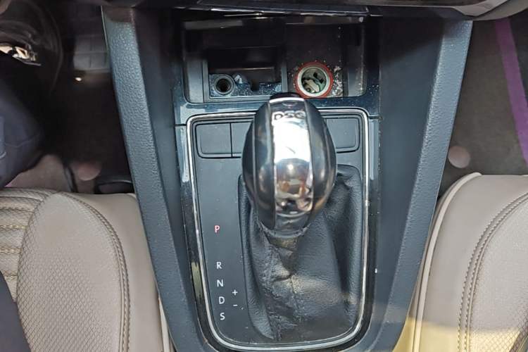 Used Volkswagen Sagitar 2015 230TSI Automatic Comfort Version Gear Lever