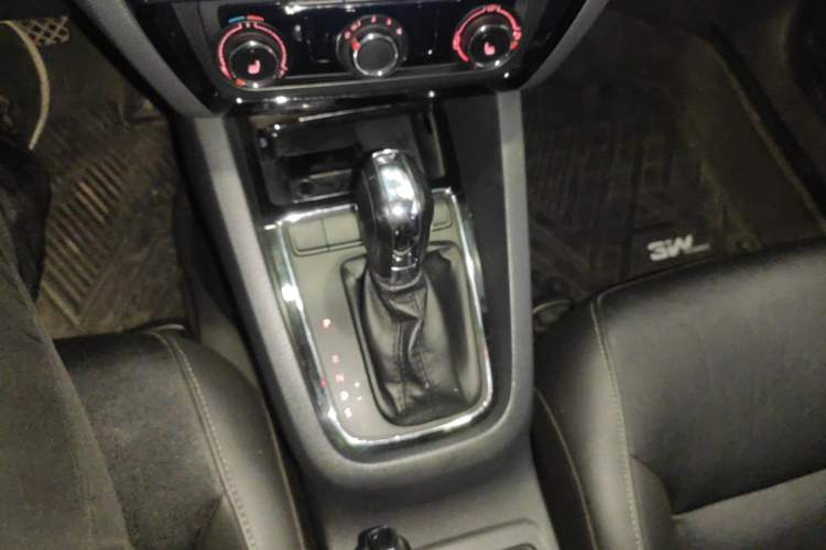 Used Volkswagen Sagitar 2015 1.6L Automatic Comfort Model Gear Lever