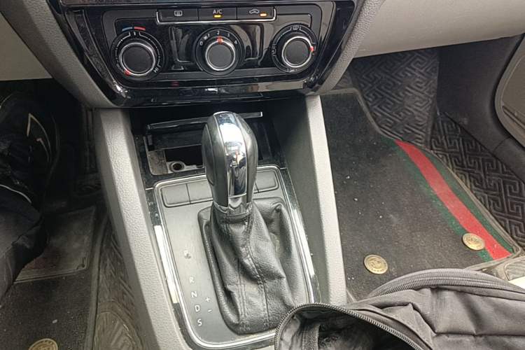 Used Volkswagen Sagitar 2015 1.6L Automatic Comfort Model Gear Lever