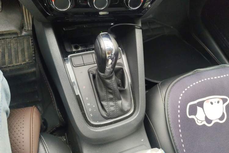 Used Volkswagen Sagitar 2015 1.6L Automatic Comfort Model Gear Lever