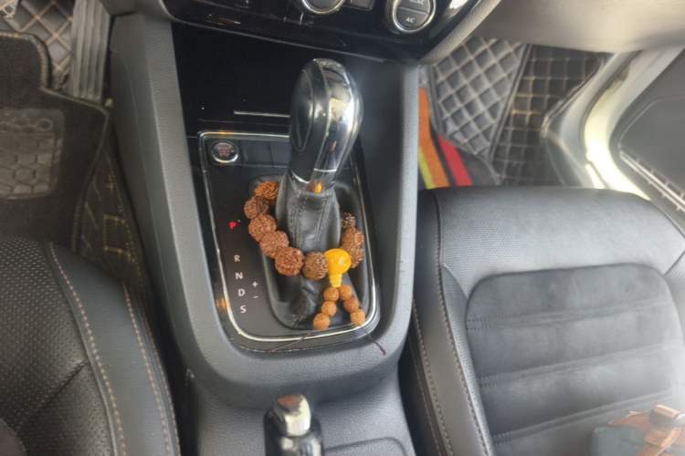 Used Volkswagen Sagitar 2015 230TSI Automatic Luxury Model Gear Lever