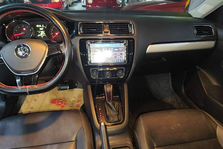 Used Volkswagen Sagitar 2015 1.6L Automatic Comfort Model Gear Lever
