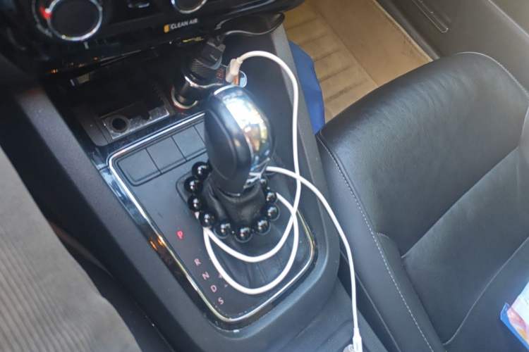 Used Volkswagen Sagitar 2015 230TSI Automatic Comfort Version Gear Lever