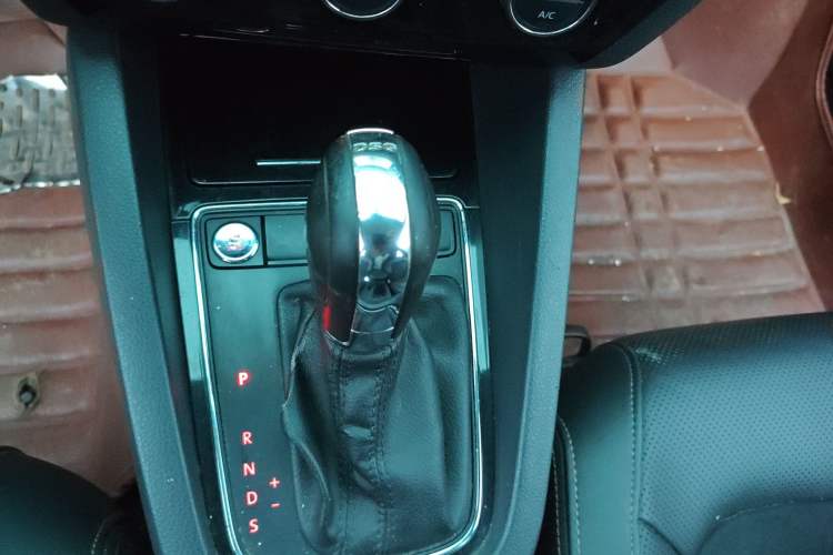 Used Volkswagen Sagitar 2015 230TSI Automatic Luxury Model Gear Lever