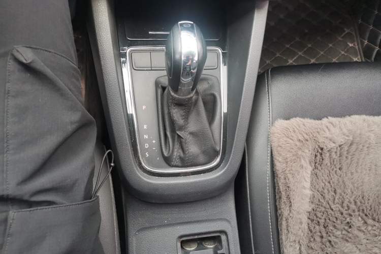 Used Volkswagen Sagitar 2015 1.6L Automatic Comfort Model Gear Lever