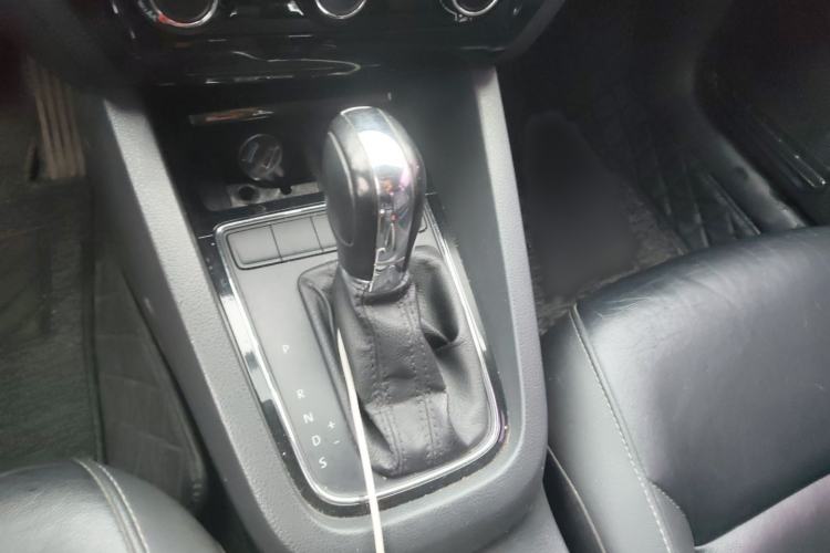 Used Volkswagen Sagitar 2015 1.6L Automatic Comfort Model Gear Lever