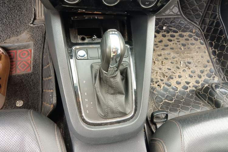 Used Volkswagen Sagitar 2015 230TSI Automatic Luxury Model Gear Lever
