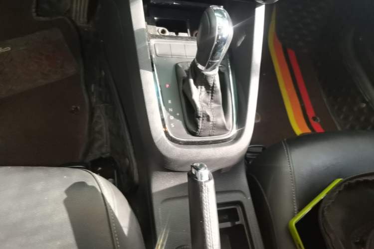 Used Volkswagen Sagitar 2015 230TSI Automatic Comfort Version Gear Lever