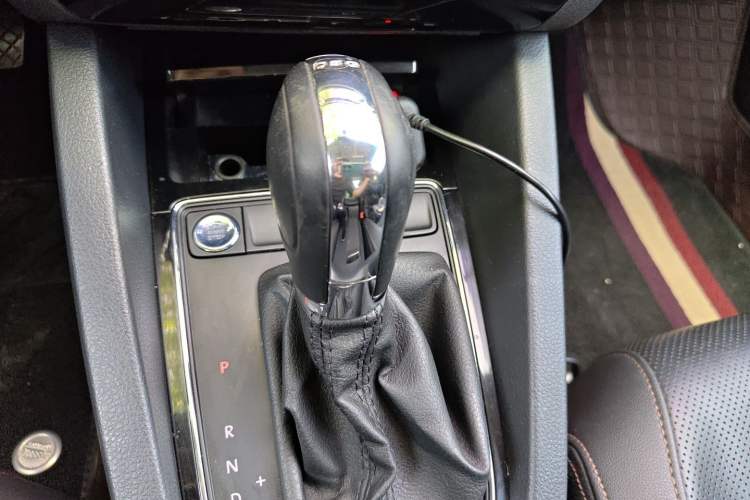 Used Volkswagen Sagitar 2015 230TSI Automatic Luxury Model Gear Lever
