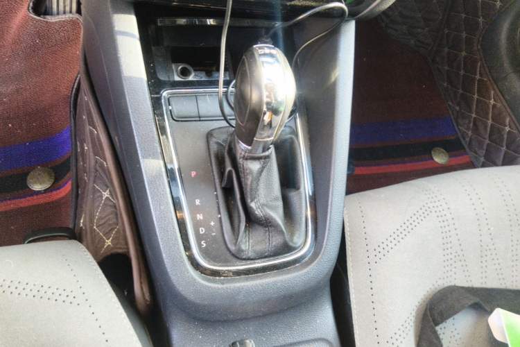 Used Volkswagen Sagitar 2015 230TSI Automatic Comfort Version Gear Lever