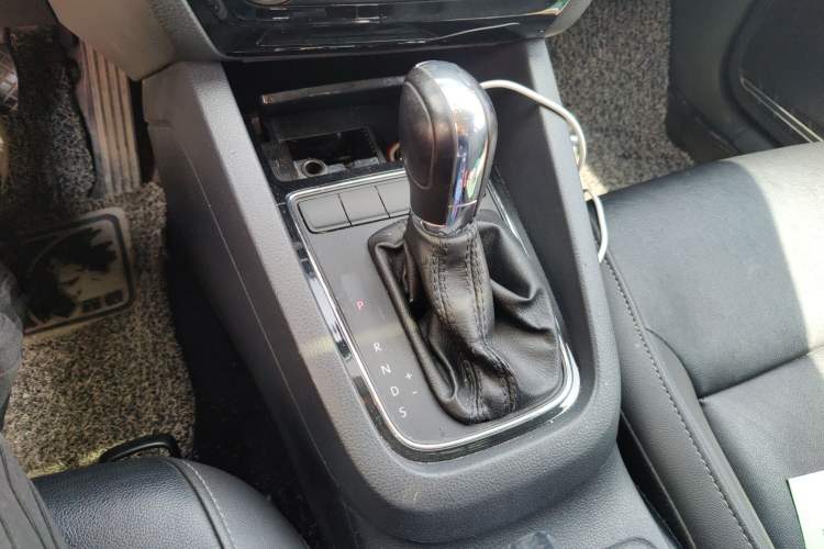 Used Volkswagen Sagitar 2015 1.6L Automatic Comfort Model Gear Lever