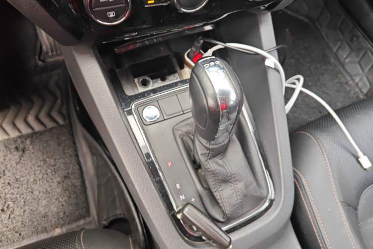 Used Volkswagen Sagitar 2015 230TSI Automatic Luxury Model Gear Lever