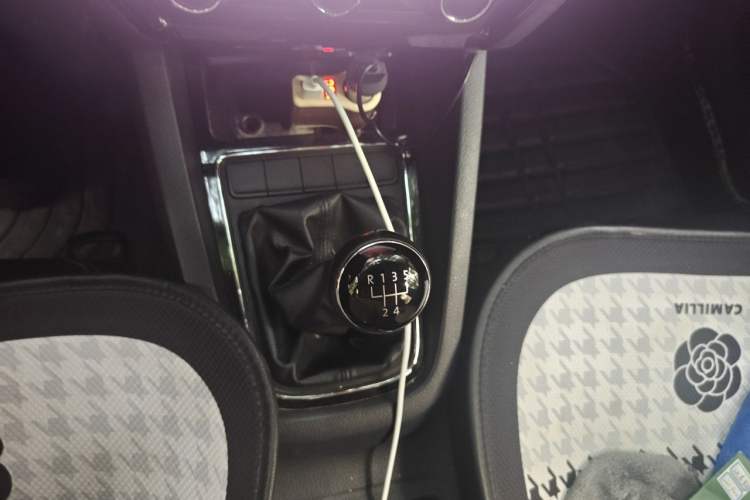 Used Volkswagen Sagitar 2015 1.6L Manual Comfort Model Gear Lever