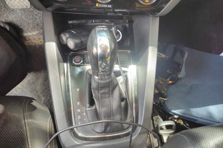 Used Volkswagen Sagitar 2015 230TSI Automatic Luxury Model Gear Lever
