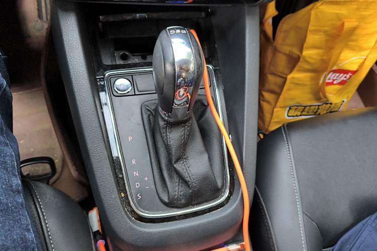 Used Volkswagen Sagitar 2015 230TSI Automatic Comfort Version Gear Lever