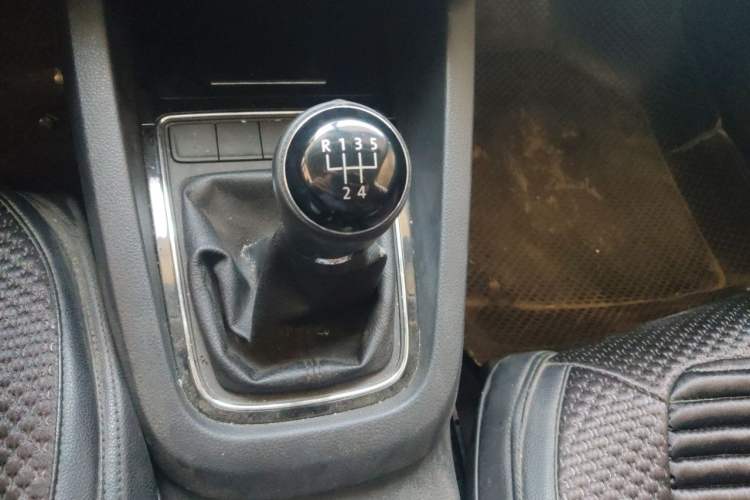 Used Volkswagen Sagitar 2015 1.6L Manual Comfort Model Gear Lever