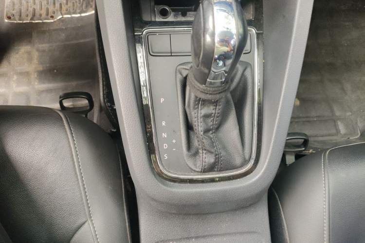 Used Volkswagen Sagitar 2015 230TSI Automatic Comfort Version Gear Lever