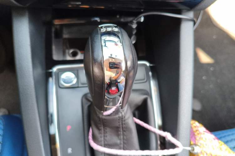 Used Volkswagen Sagitar 2015 230TSI Automatic Luxury Model Gear Lever