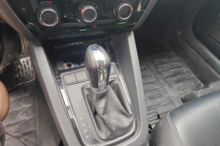 Used Volkswagen Sagitar 2015 1.6L Automatic Comfort Model Gear Lever