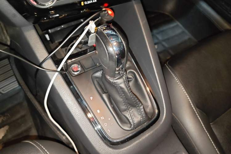 Used Volkswagen Sagitar 2015 1.6L Automatic Comfort Model Gear Lever