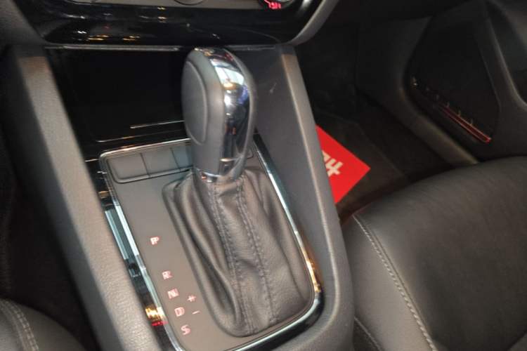 Used Volkswagen Sagitar 2015 1.6L Automatic Comfort Model Gear Lever