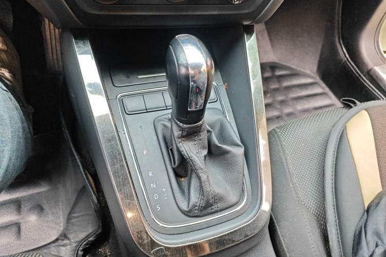Used Volkswagen Sagitar 2015 1.6L Automatic Fashion Model Gear Lever