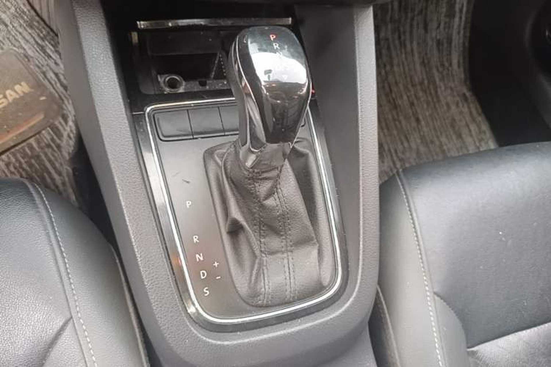 Used Volkswagen Sagitar 2015 230TSI Automatic Comfort Version Gear Lever
