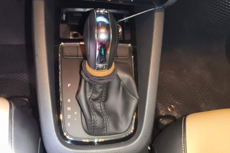Used Volkswagen Sagitar 2015 230TSI Automatic Comfort Version Gear Lever
