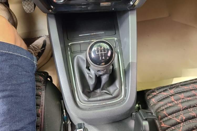 Used Volkswagen Sagitar 2015 1.6L Manual Fashion Edition Gear Lever