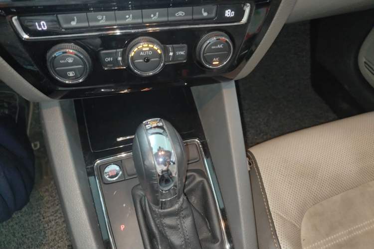 Used Volkswagen Sagitar 2015 230TSI Automatic Luxury Model Gear Lever